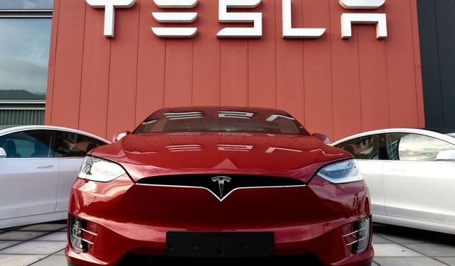 Tesla 1,8 milyon aracını geri çağırıyor