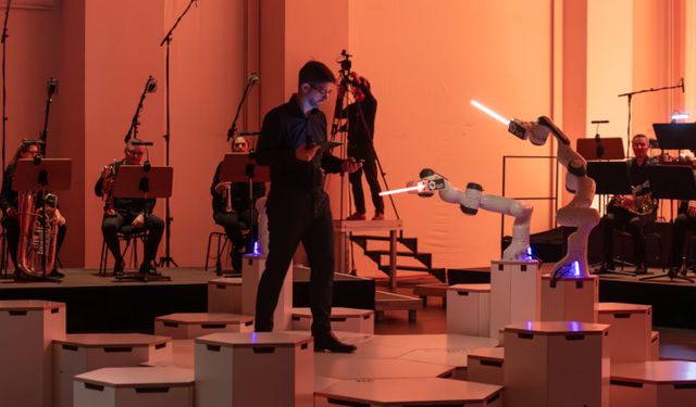 Robot orkestra şefi ilk konserini Almanya'da verdi